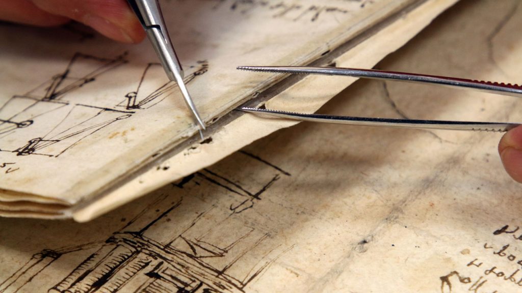 Dettaglio di un intervento di restauro sul Codice sul volo di Leonardo da Vinci