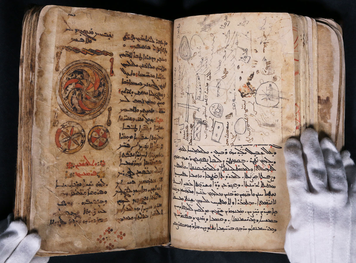 Immagine del Libro Sacro di Qaraqosh aperto